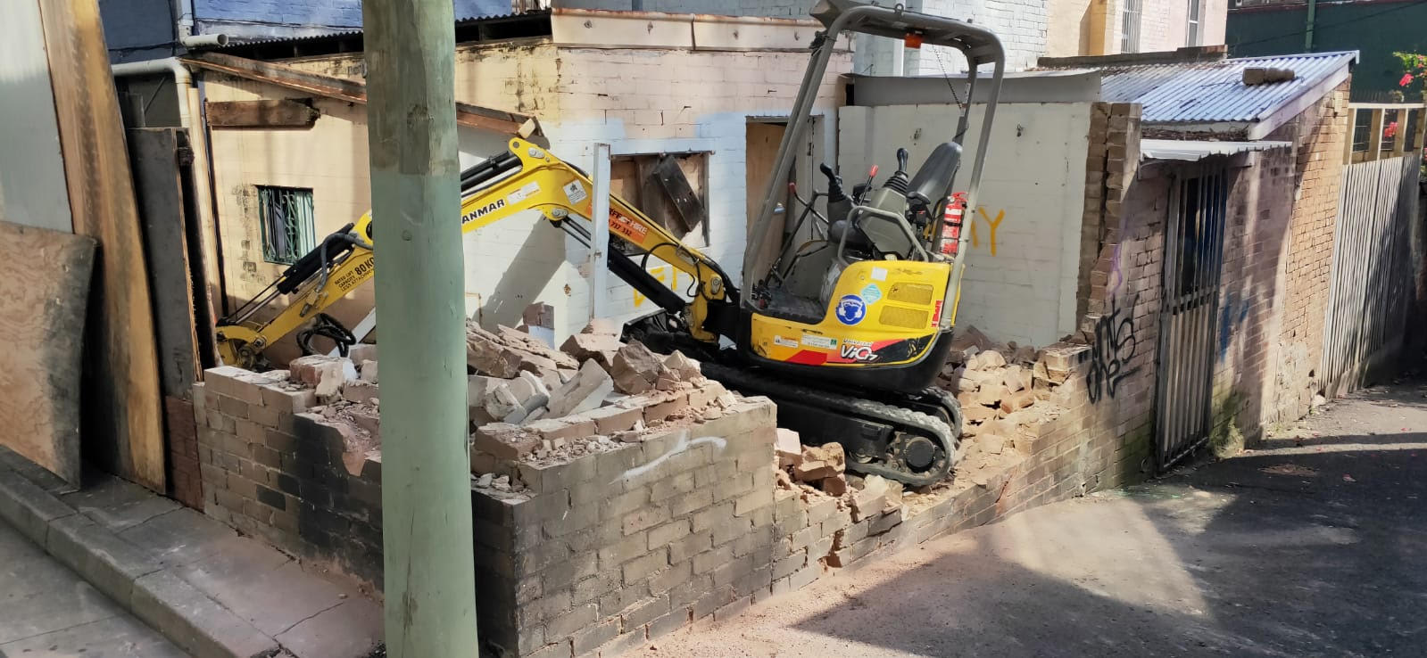 Demolition and detail excavation in Bourke St, Wooloomooloo